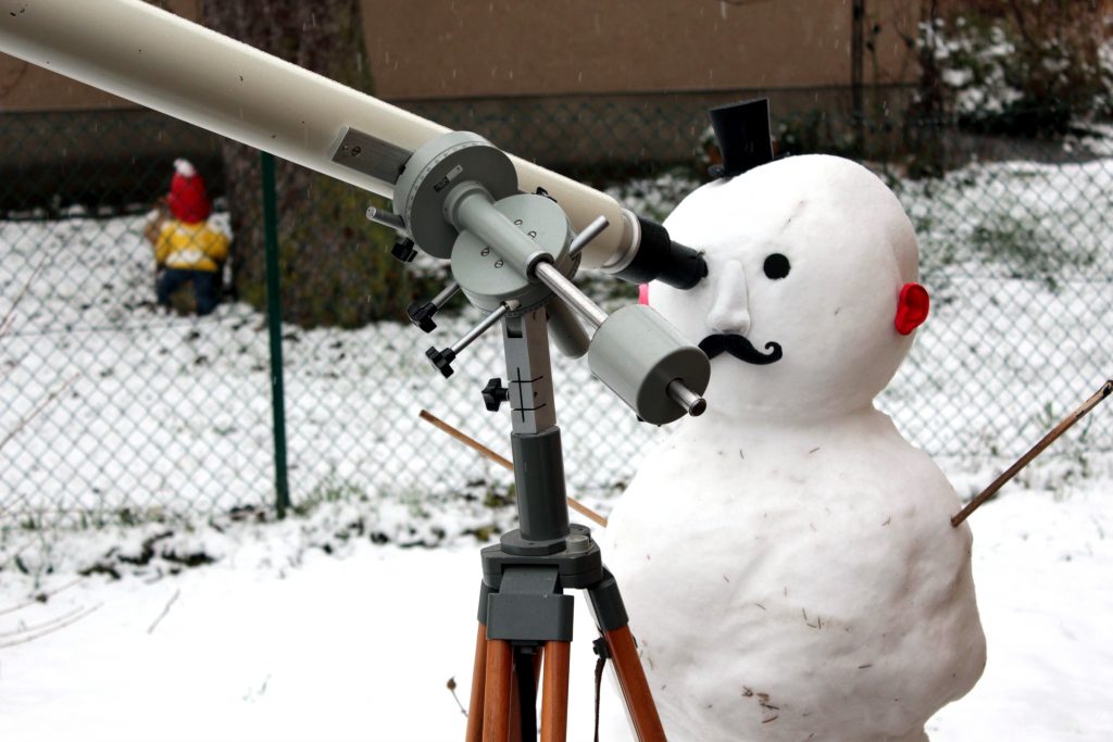 Schneeman mit Teleskop