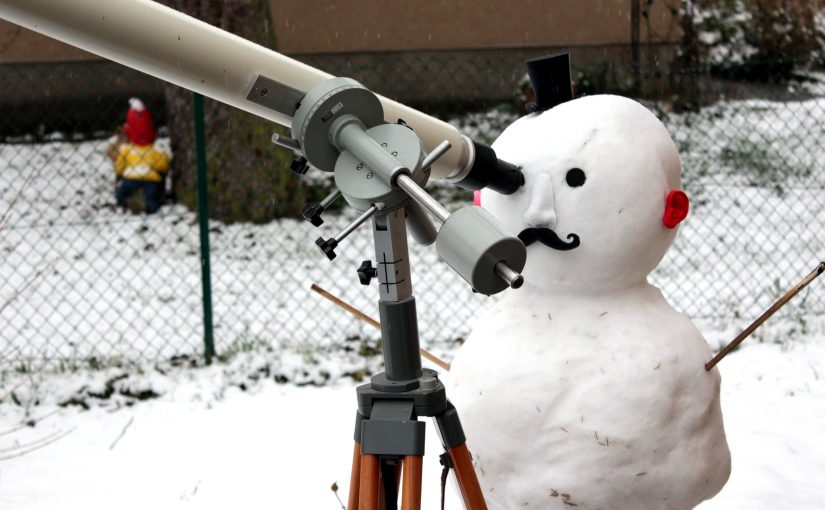 Schneeman mit Teleskop